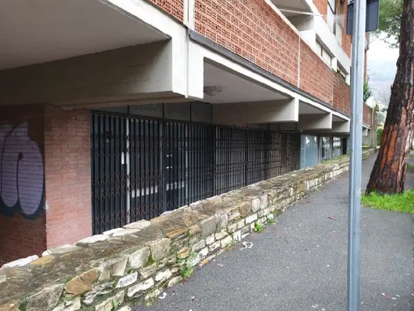 Magazzini E Locali Di Deposito · Carrara