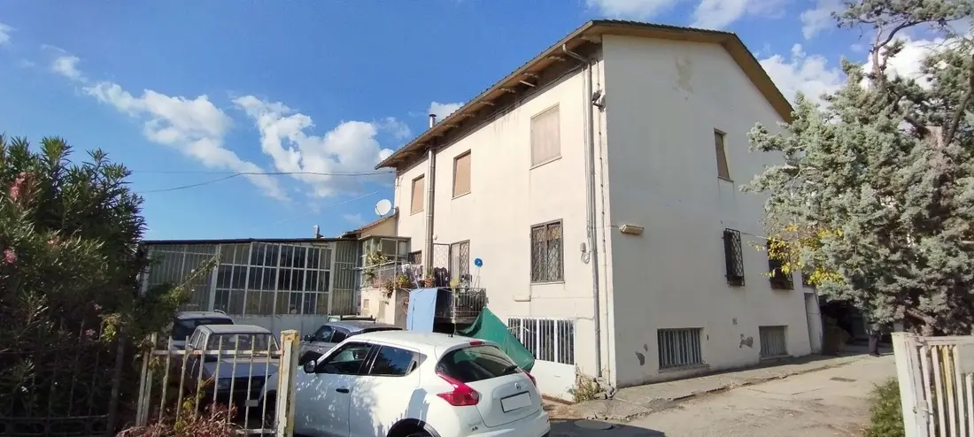 Fabbricati Costruiti Per Esigenze Commerciali · Cortona