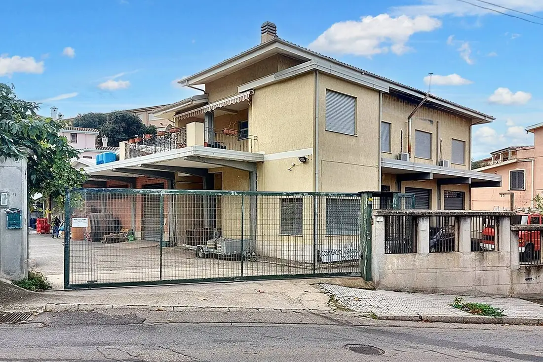 Fabbricati Costruiti Per Esigenze Commerciali · Oliena