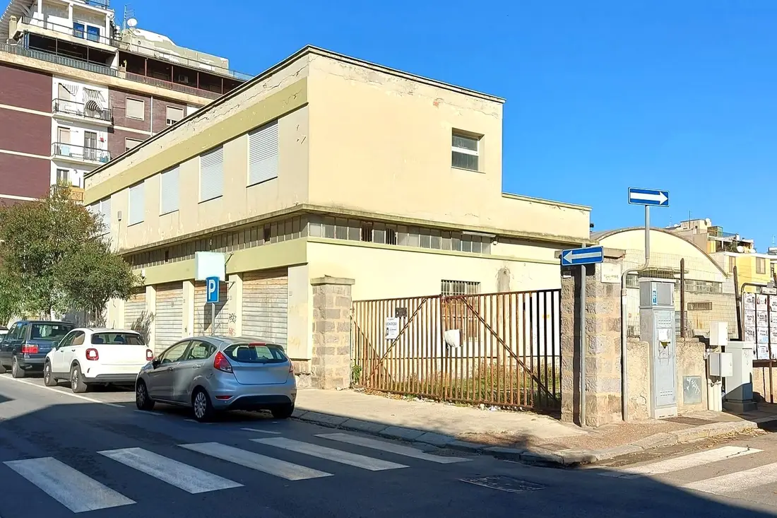 Fabbricati Costruiti Per Esigenze Commerciali · Quartu Sant'Elena