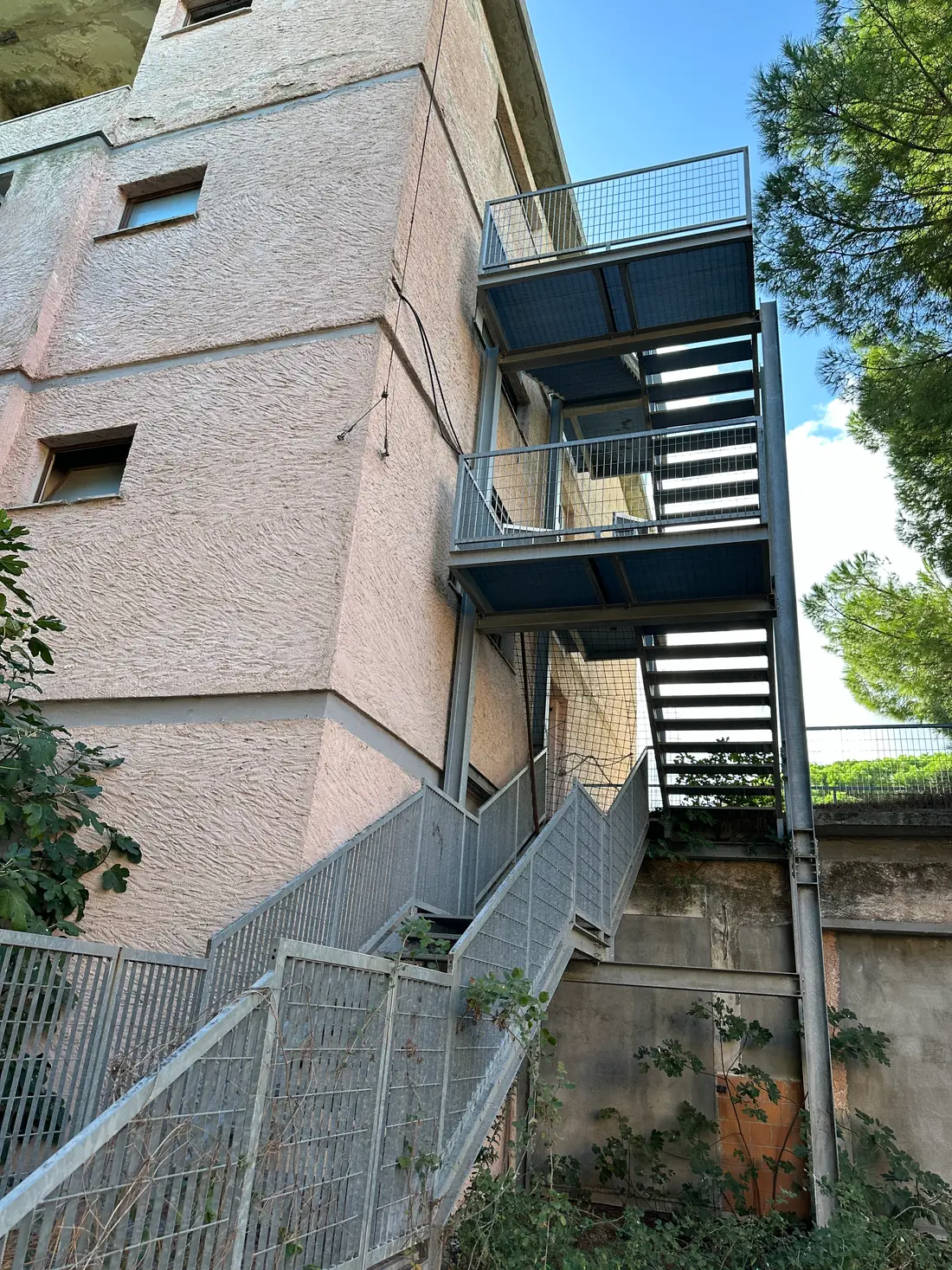 Magazzini E Locali Di Deposito · Cassano all'Ionio