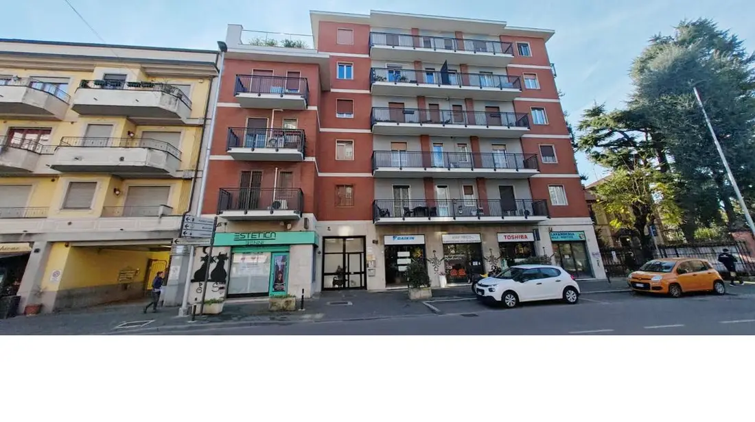 Magazzini E Locali Di Deposito · Pero