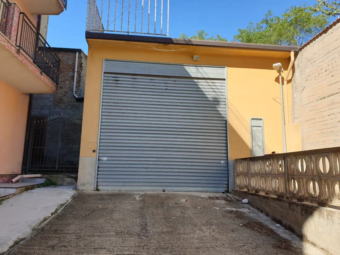 Magazzini E Locali Di Deposito · Vallelunga Pratameno