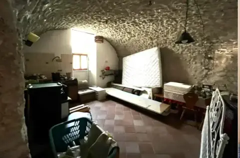 Magazzini E Locali Di Deposito · Norcia