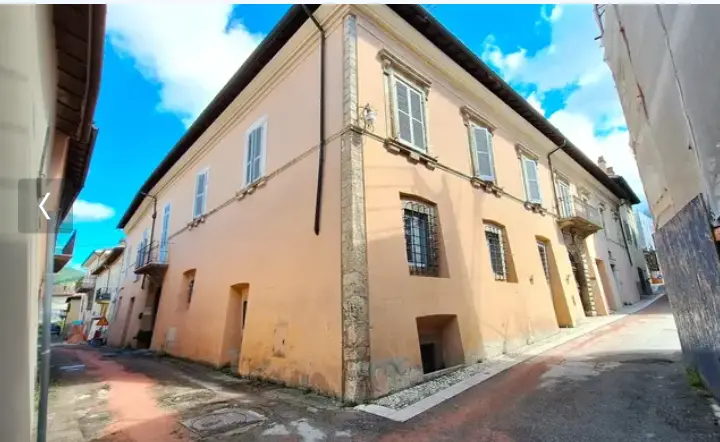 Magazzini E Locali Di Deposito · Norcia