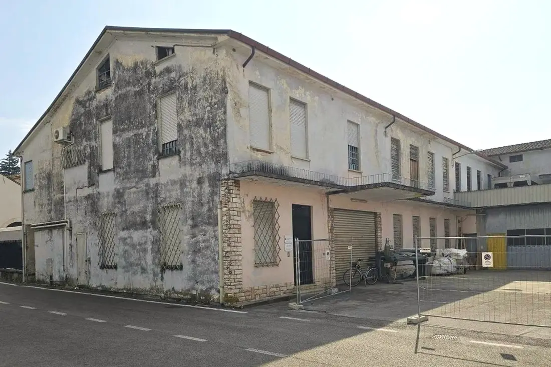 Fabbricati Costruiti Per Esigenze Commerciali · Carrè