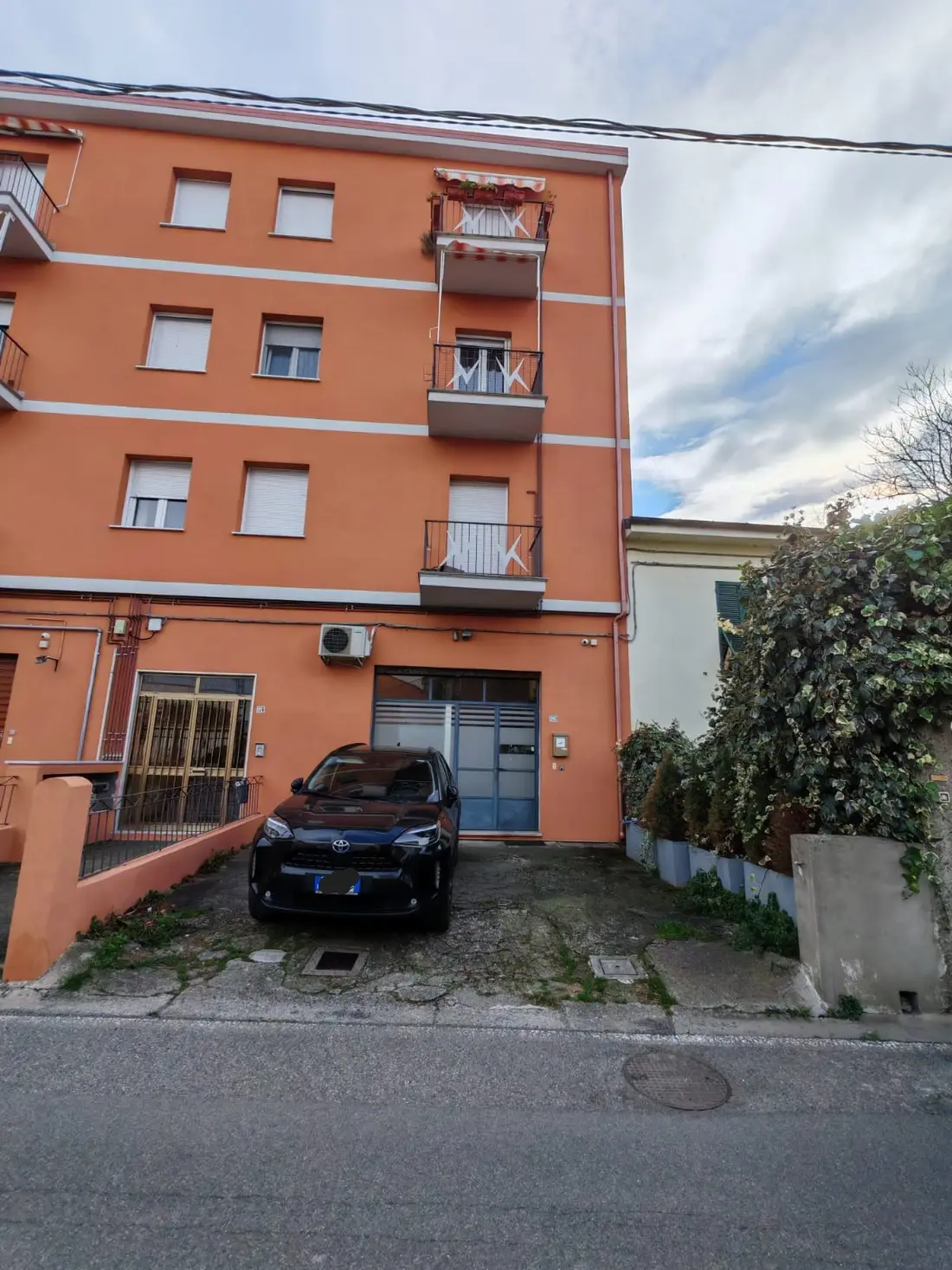 Magazzini E Locali Di Deposito · Corsico