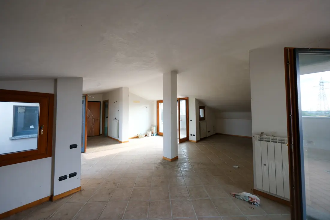 Magazzini E Locali Di Deposito · Treviglio