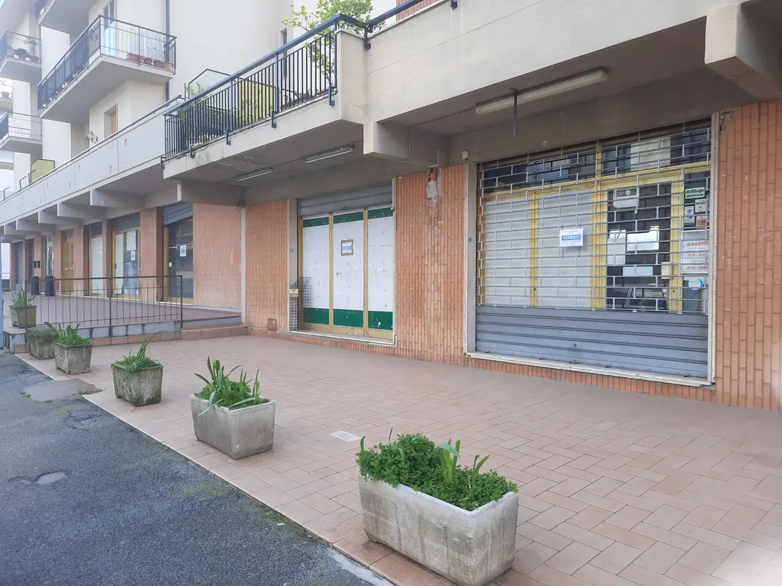 Fabbricati Costruiti Per Esigenze Commerciali · Reggello