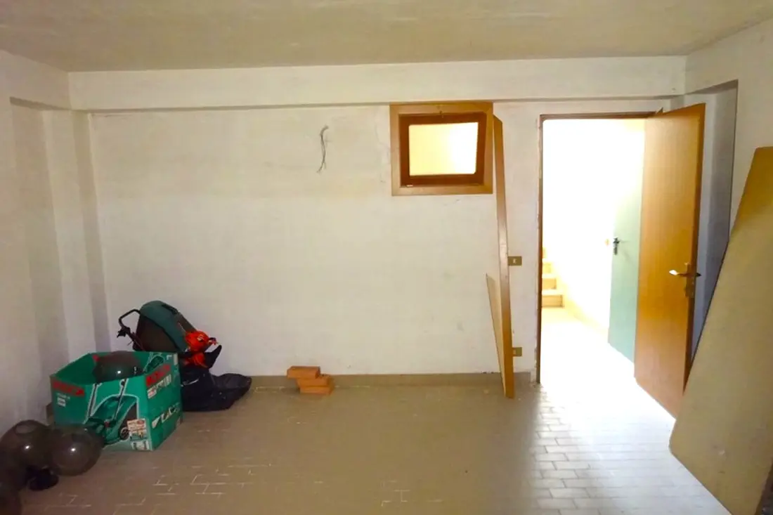 Magazzini E Locali Di Deposito · Monte Roberto