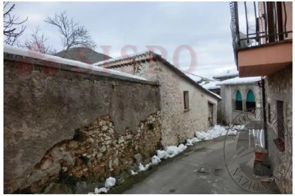 Magazzini E Locali Di Deposito · Cascia