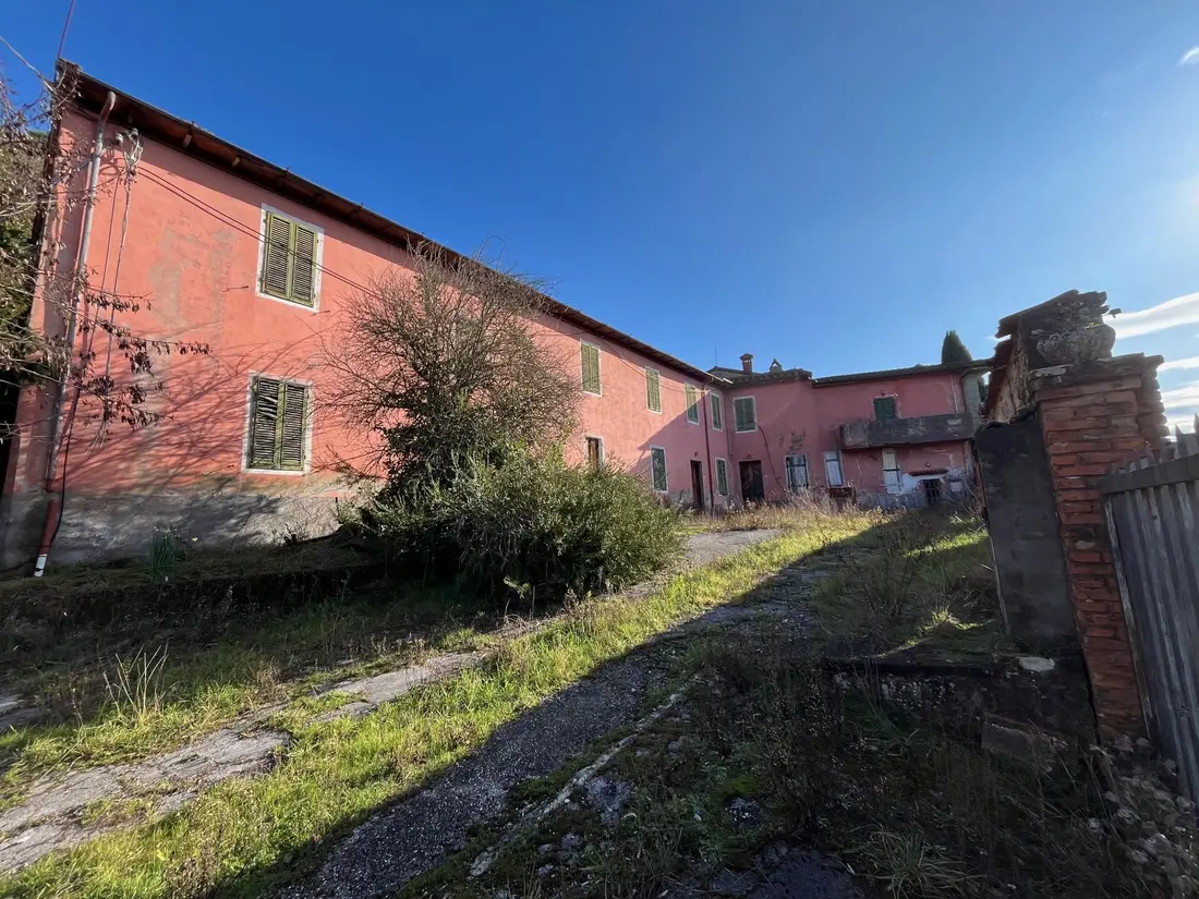 Villa · Montale