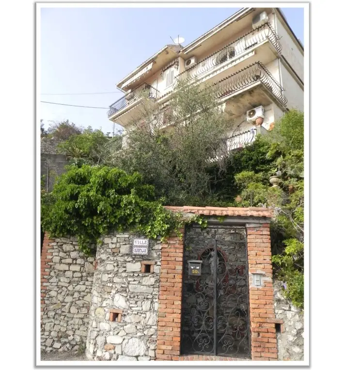 Magazzini E Locali Di Deposito · Taormina