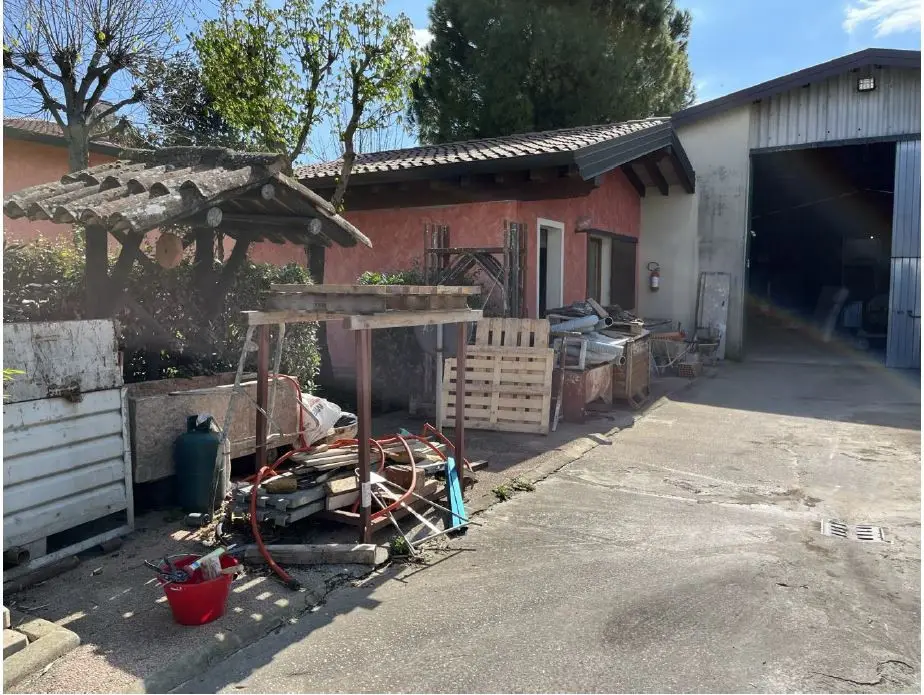 Magazzini E Locali Di Deposito · Pressana