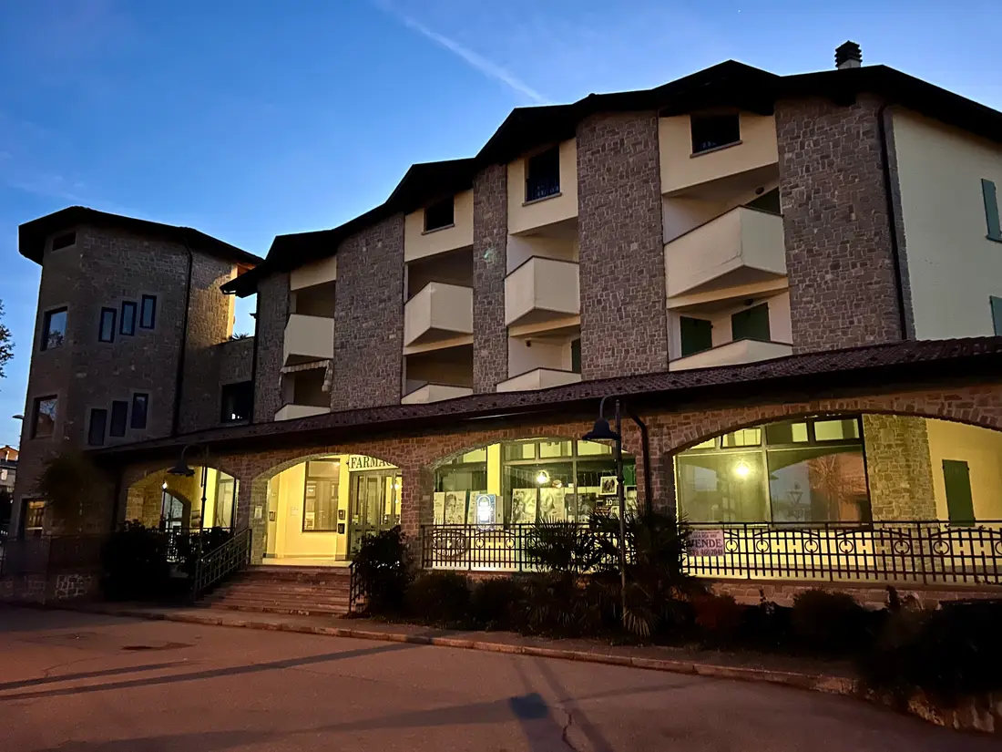 Fabbricati Costruiti Per Esigenze Commerciali · Villa Minozzo