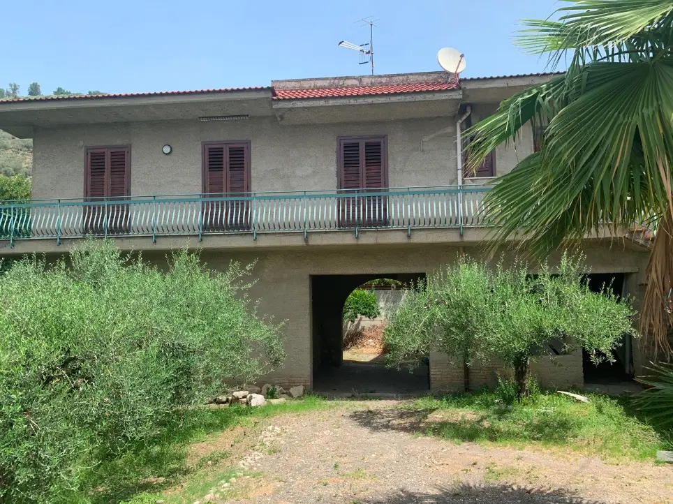 Magazzini E Locali Di Deposito · Pago del Vallo di Lauro