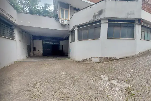 Magazzini E Locali Di Deposito · Roma