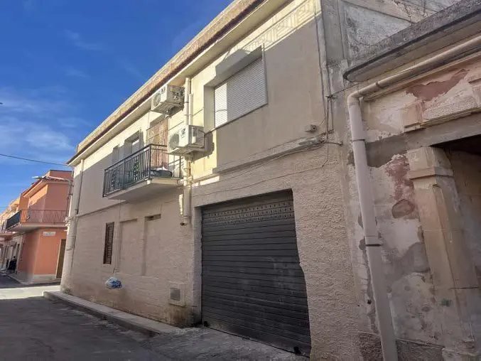 Garage O Autorimessa · Avola