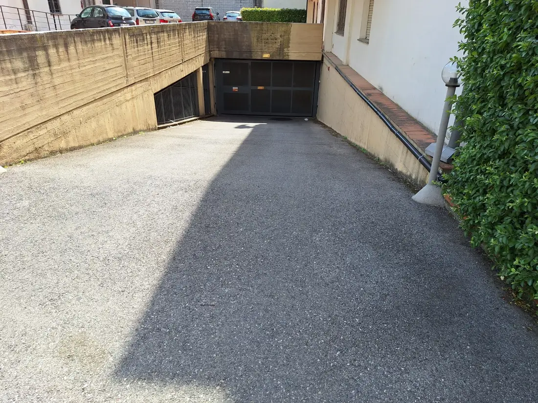 Posto Auto · Prato