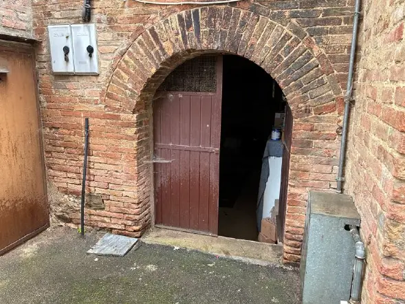Magazzini E Locali Di Deposito · Deruta