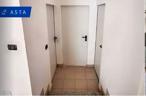 Magazzini E Locali Di Deposito · Cingoli
