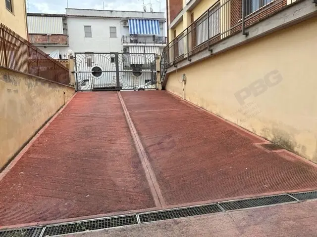 Magazzini E Locali Di Deposito · Latina