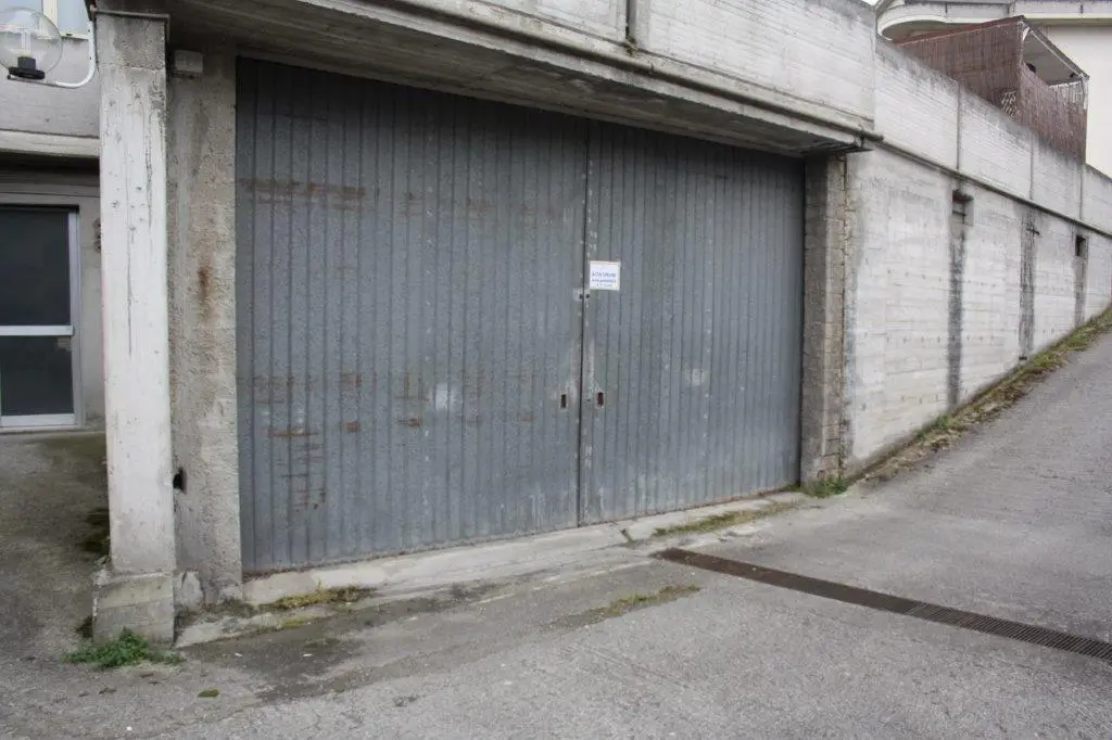 Garage O Autorimessa · Monsampolo del Tronto