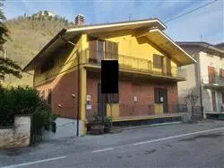 Fabbricati Costruiti Per Esigenze Commerciali · Frontone