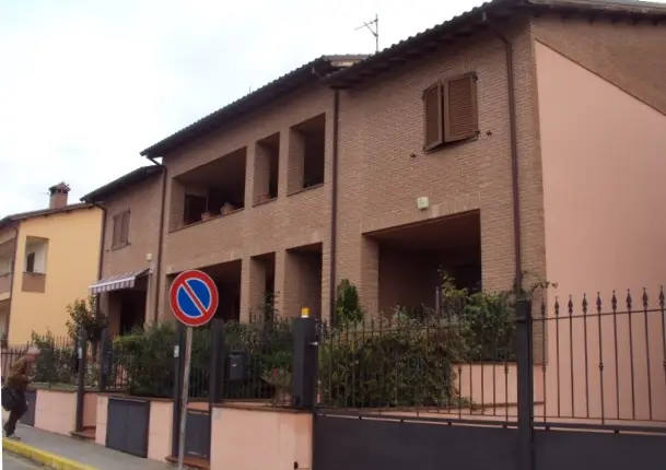 Magazzini E Locali Di Deposito · Trevi