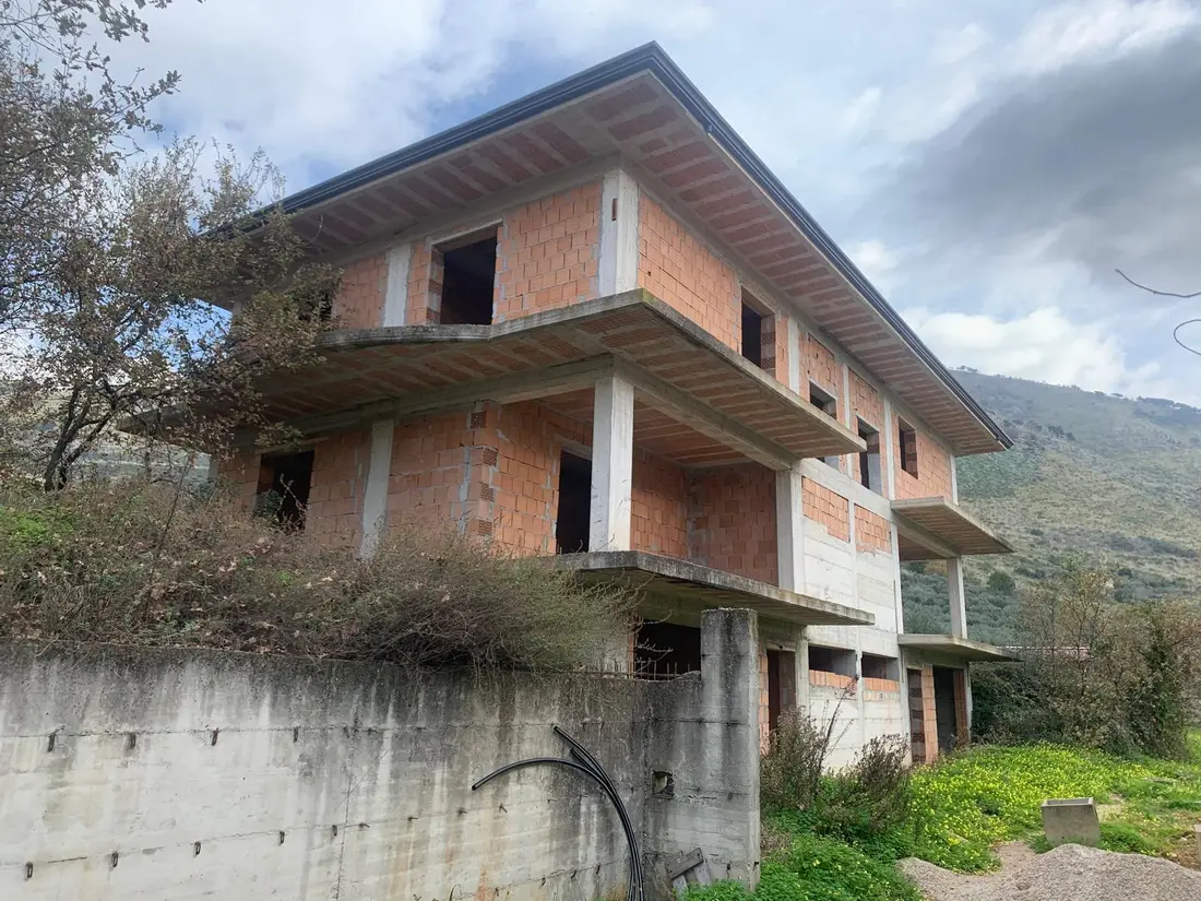 Porzione Di Fabbricato In Corso Di Costruzione · Fondi
