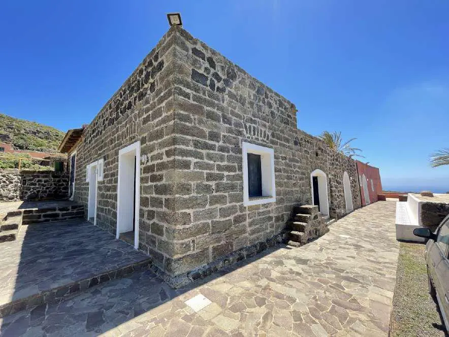 Abitazioni E Alloggi Tipici Dei Luoghi · Pantelleria