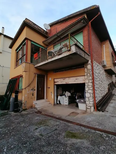 Abitazione Di Tipo Civile all'asta a Magliano Sabina (RI)