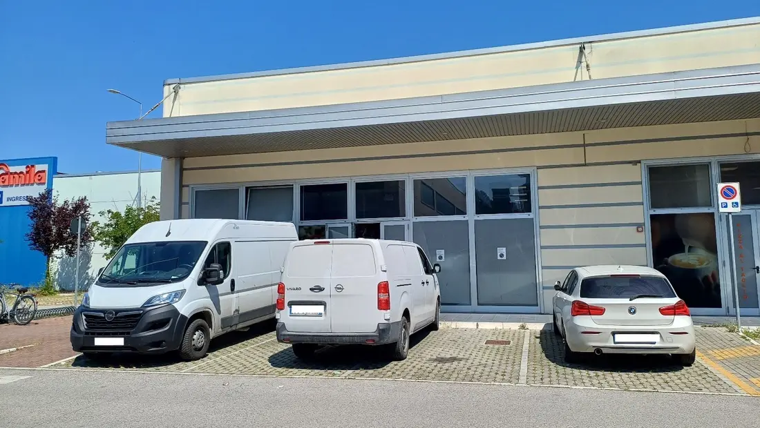 Fabbricati Costruiti Per Esigenze Commerciali · Cesenatico