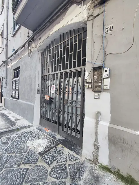 Abitazione Di Tipo Ultrapopolare all'asta a Napoli (NA)