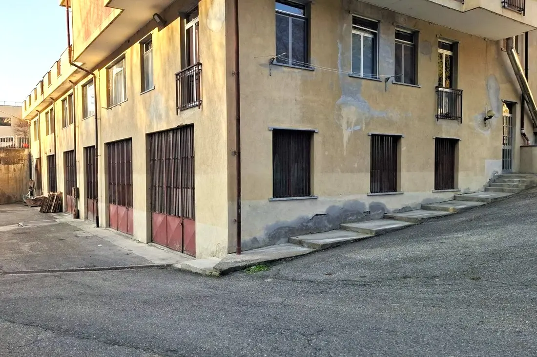 Magazzini E Locali Di Deposito · Farigliano