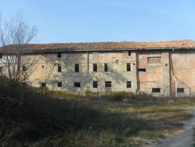 Magazzini E Locali Di Deposito · Albinea