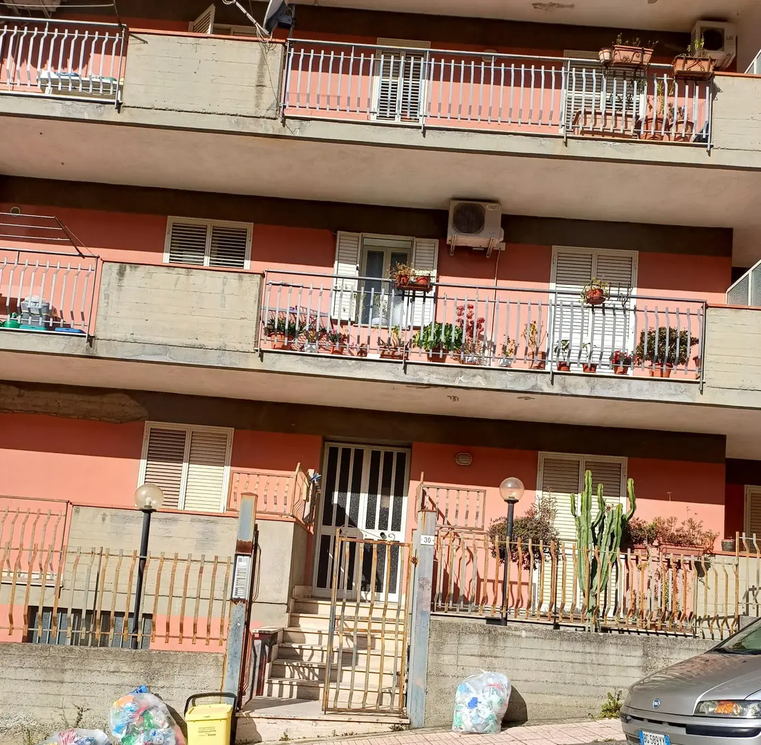 Magazzini E Locali Di Deposito · Graniti