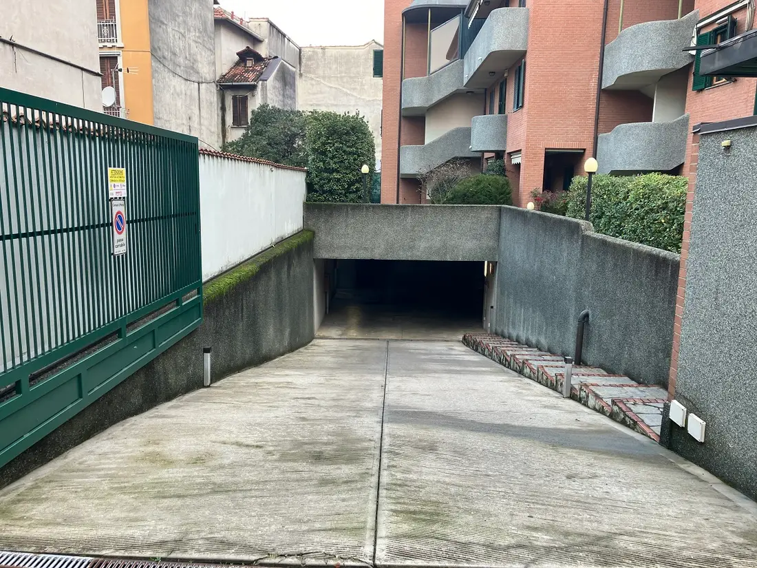 Garage O Autorimessa · Monza