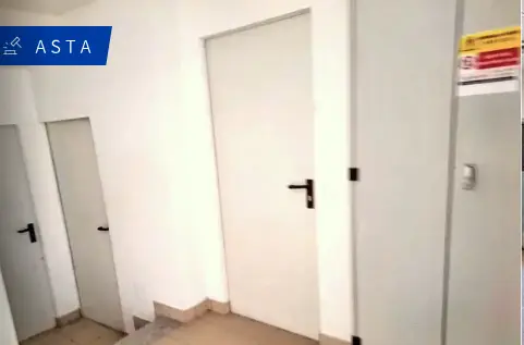 Magazzini E Locali Di Deposito · Cingoli