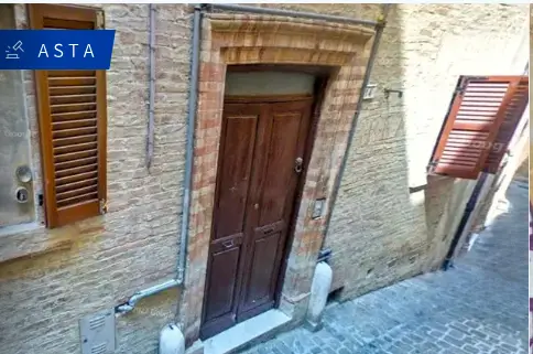 Magazzini E Locali Di Deposito · Macerata