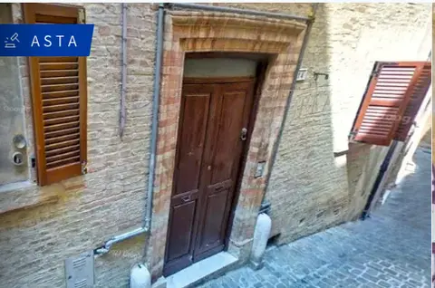 Magazzini E Locali Di Deposito all'asta a Macerata (MC)